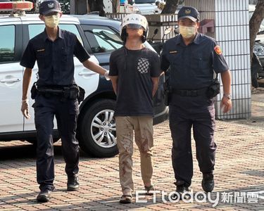 快訊／台中恐怖男砍殺2鄰居「全身血衣」進警局　呆坐現場畫面曝
