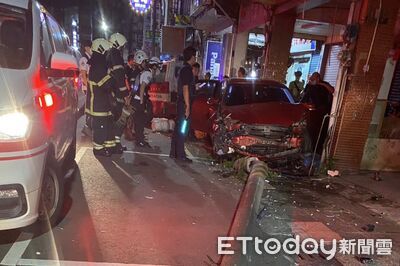 高雄女KTV嗨唱「狂喝一手啤酒」開車衝民宅毀3車　超扯畫面曝