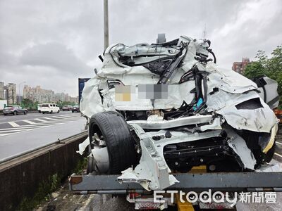 國1特斯拉自撞等救援　遭聯結車追撞車尾全爛！駕駛站旁邊擦挫傷