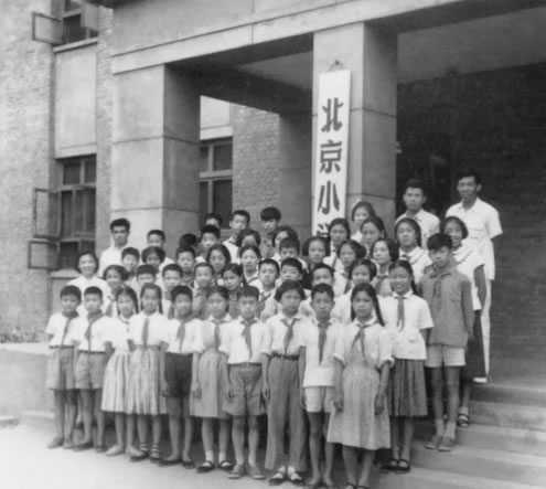 卢松松在北京上的小学和初中都要交借读费