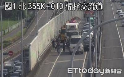 快訊／收假注意！楠梓交流道北上匝道5車追撞...嚴重回堵中