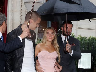 貝克漢摟腰又打傘變女兒保鑣　「貝嫂」拎愛馬仕上班氣場超強