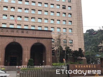 基隆男怒撕社區公告！遭管委會提告拒調解　下場悲劇了