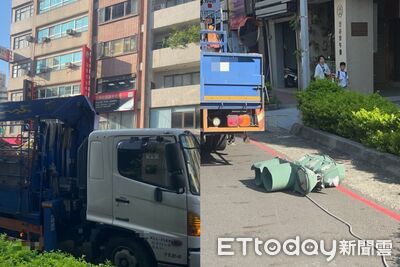 高雄大貨車「爆頭」紅綠燈！吊臂忘收釀禍　燈桿歪腰慘狀曝