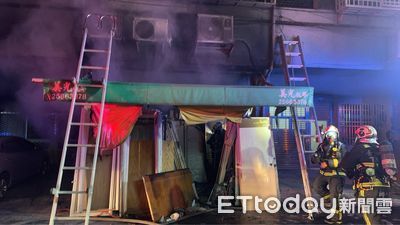 台中民宅騎樓堆大量門板深夜起火！逃生路線受阻　3人受困獲救　