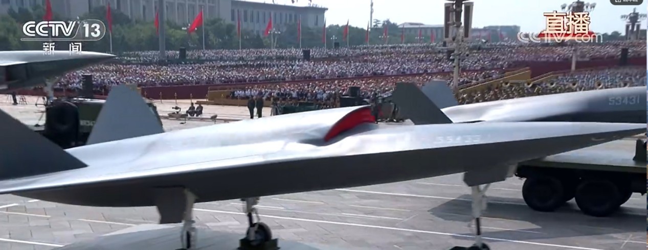 两款无人僚机体型较小，均采用机背进气道，均有垂尾