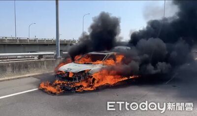 除夕火燒車！彰化台76線小客車全面燃燒　全毀慘剩骨架畫面曝