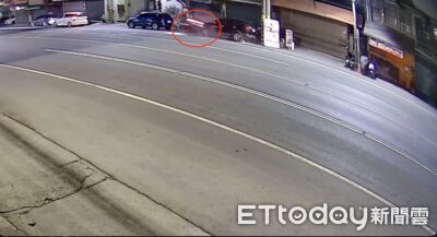 獨／酒駕爆表撞噴畫面曝！機車男翻2圈滑10m...躺地一動也不動