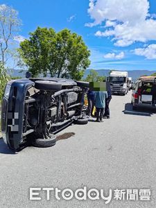 花蓮小客車左轉！砂石車煞不住猛撞　當場側翻2人手腳骨折送醫