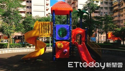 高雄驚見「超資深野砲族」阿公阿嬤溜滑梯活春宮　她判拘25天