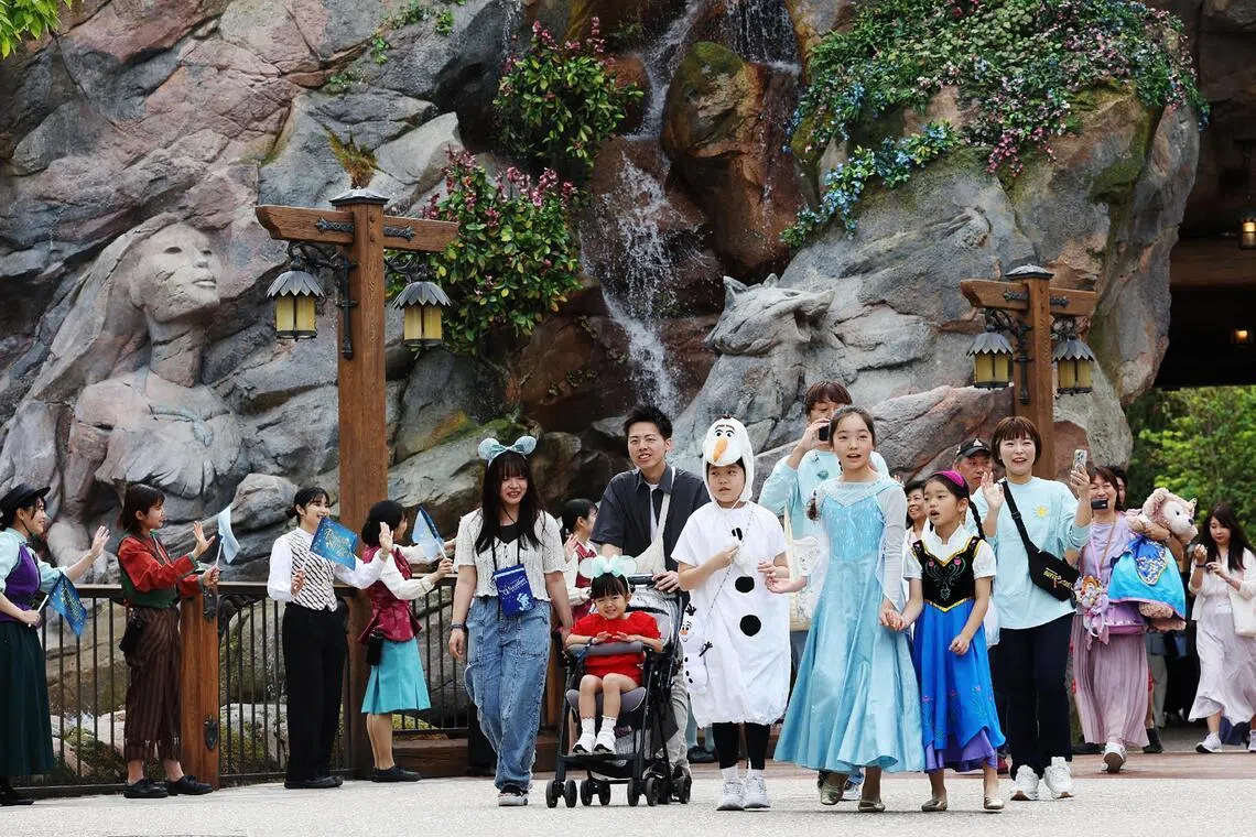 东京迪士尼乐园的最新景点海洋新园区&ldquo;梦幻泉乡&rdquo;吸引众多游客观光游玩。（法新社）