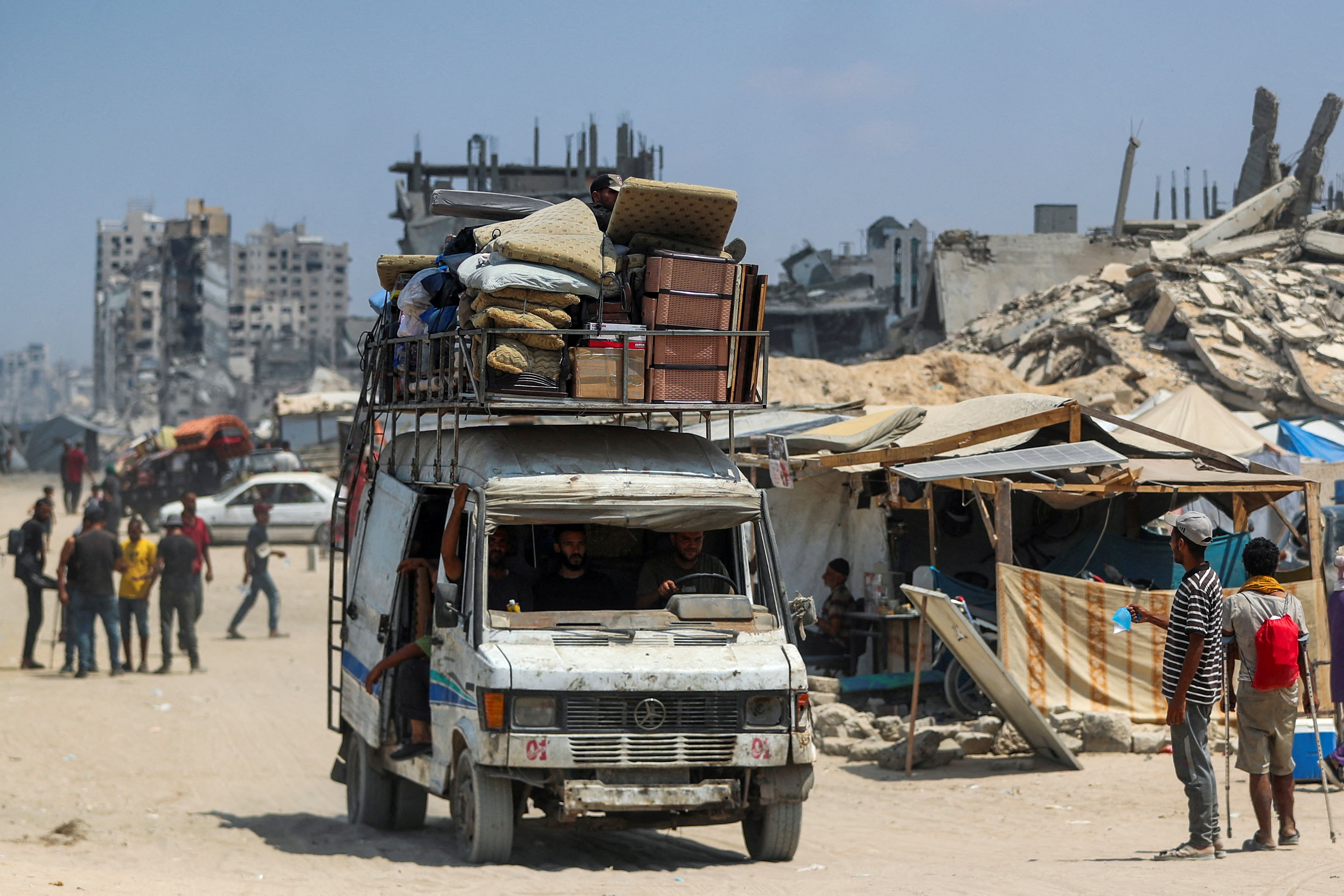 FILE PHOTO: Displaced Palestinians fleeing northern Gaza travel in a vehicle loaded with their belongings while they head south as the Israeli military prepares to relocate residents to the southern part of the enclave, in Gaza City, August 18, 2025. REUTERS/Mahmoud Issa/File Photo