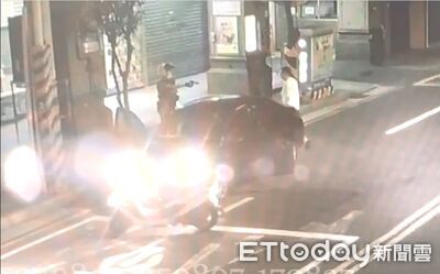 新北男載2通緝犯遇檢急衝落跑　警掏槍攔截再搜出喪屍煙彈