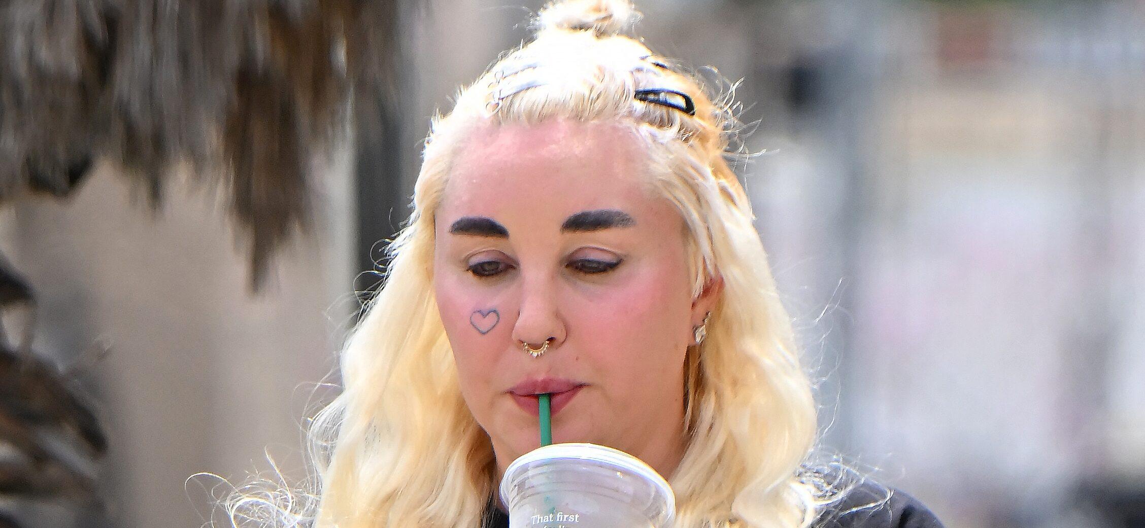 Amanda Bynes seen endlessly vaping as she steps out for a coffee with fellow nail technician students