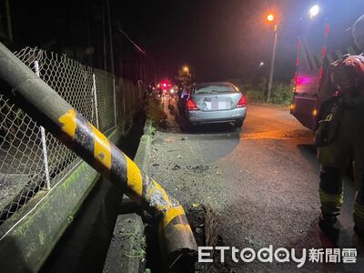 屏東男偏離車道撞斷電桿　被抓包酒駕下場慘
