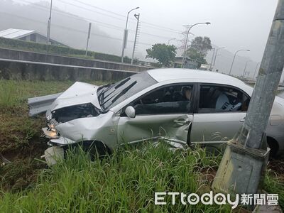 疑雨天路滑失控！國6草屯段小客車遭撞衝出邊坡　車頭全毀畫面曝