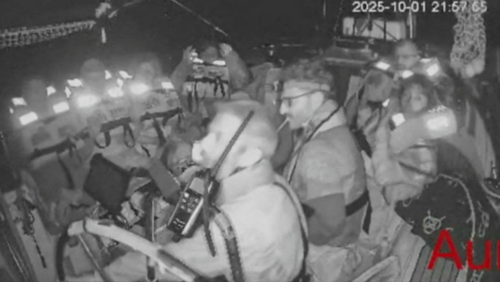 有视频画面显示，10月1日，&ldquo;全球坚韧船队&rdquo;船员正坐在驶往加沙的船上。