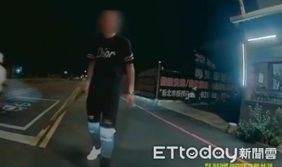 恐怖！新北男持鐵棍攔車敲打　女騎士驚喊「我沒有怎樣啊」