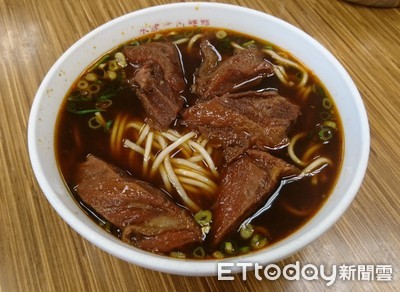 南韓遊客吃牛肉麵　「台人見1幕」急用Google翻譯！網：我也做過