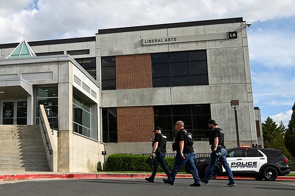 盟友遭暗杀 枪手仍在逃，特朗普：美国遭遇黑暗时刻