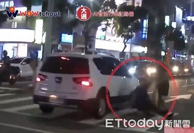 行人地獄再現！左營白車右轉未禮讓　斑馬線老翁慘遭撞倒地