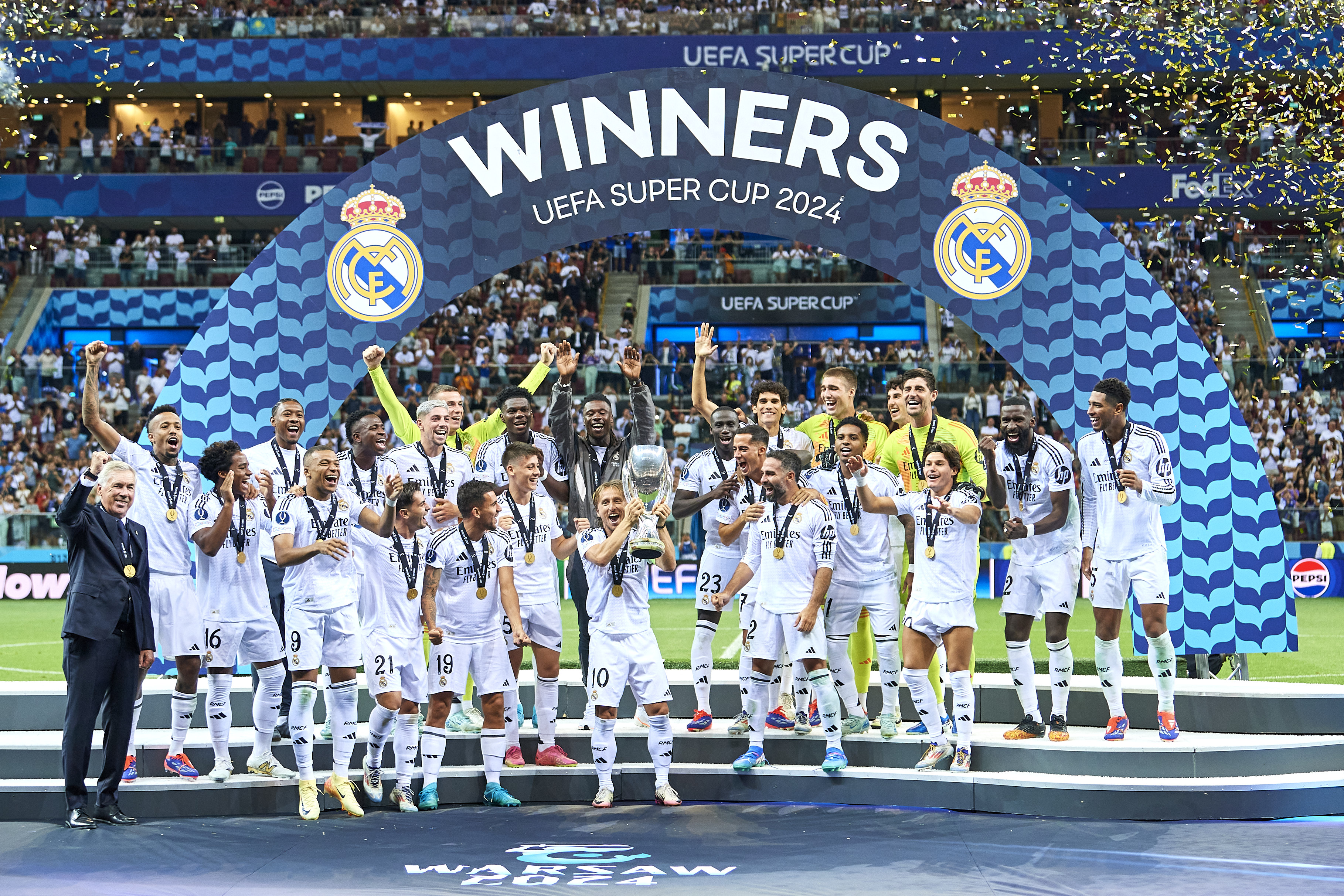WARSAW, POLAND - AUGUST 14: Real Madrid celebrate victory after the UEFA Super Cup 2024 match between Real Madrid and Atalanta BC at National Stadium on August 14, 2024 in Warsaw, Poland. (Photo by Adam Nurkiewicz/Getty Images)