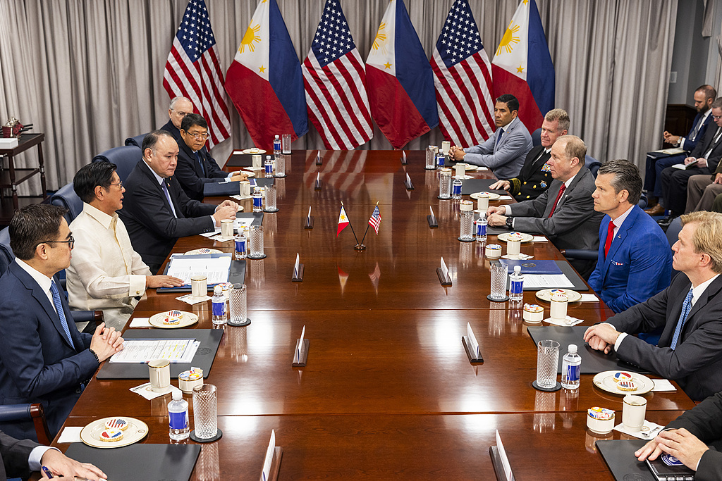 21日，马科斯在华盛顿与美国国防部长赫格塞思会谈。