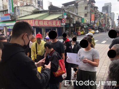 龍山寺旁普發千元真相曝！騙個資爽玩柏青哥　警打臉做公益拘2男