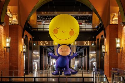 10米高《月亮男孩》降臨誠品裕隆城　萬物市集15萬件好物1折起