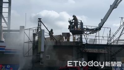 台南永康鐵皮建物起火！2人受困屋頂畫面曝　出動雲梯車搶救