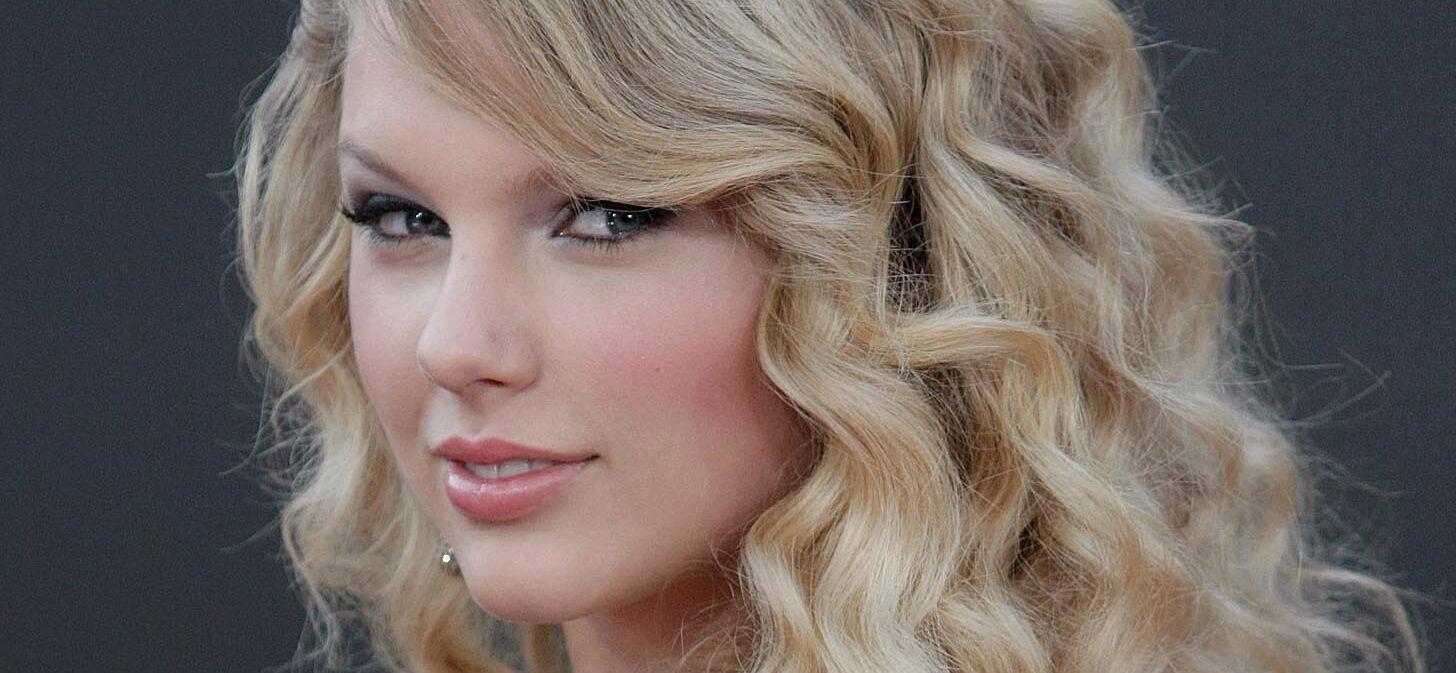 Taylor Swift at American Music Awards Arrivals 2008 at the Nokia Theatre