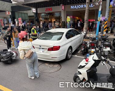 BMW暴衝猛撞雙載機車！再衝美食廣場人群2傷1命危　現場晝面曝