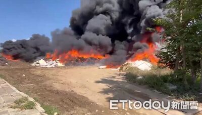 快訊／濃煙狂竄！竹縣回收廠床墊延燒1千平方米　消防急灌救