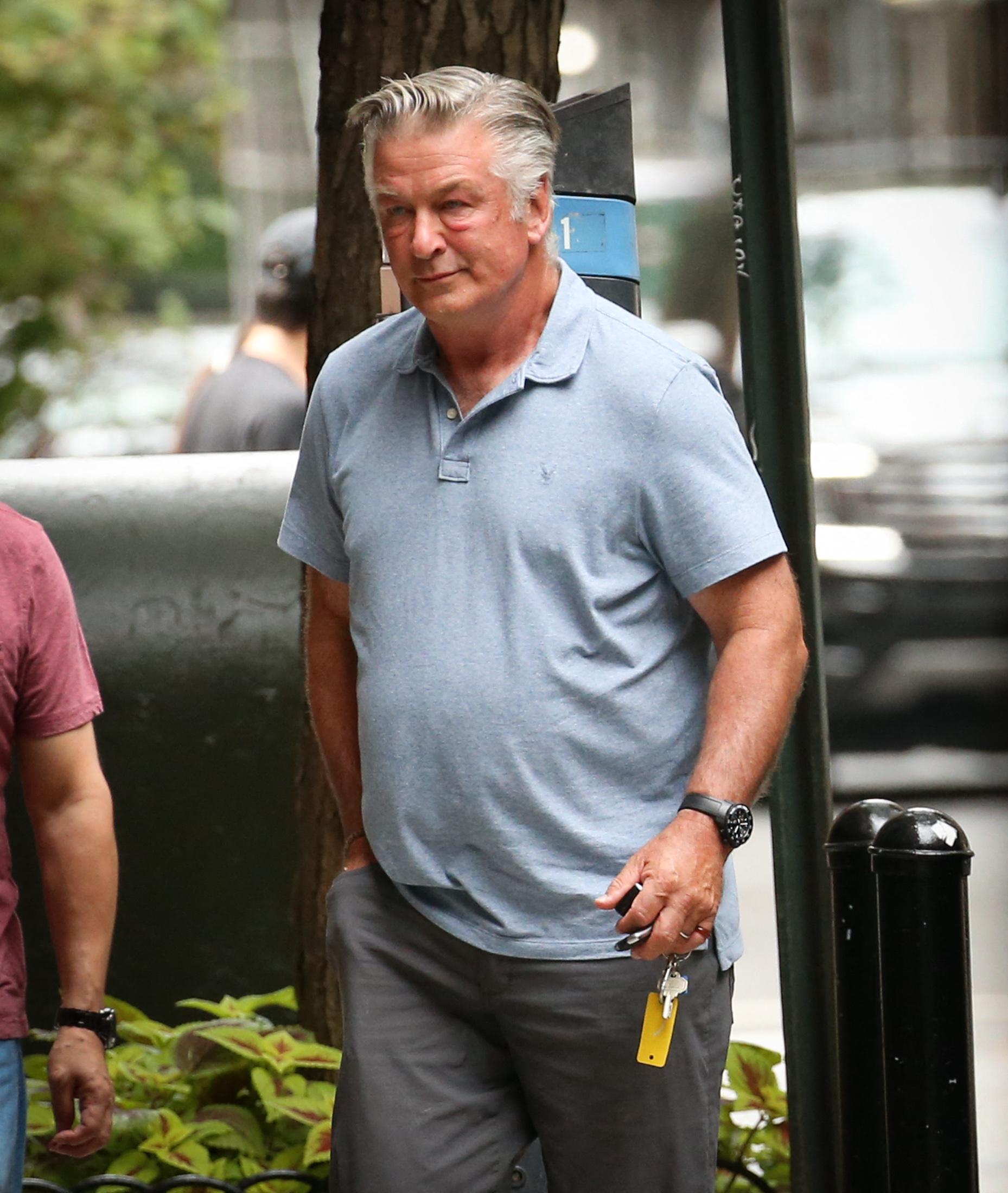 Alec and Hilaria Baldwin return to their NYC home with all their Children and luggage in their two car convoy of an Escalade and brand new Range Rover.