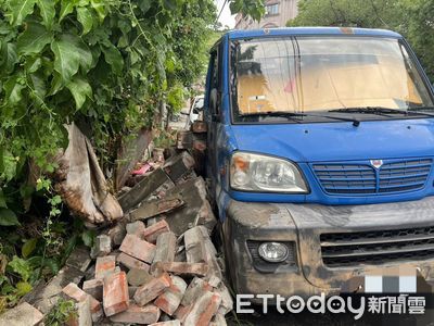 台中清水農會圍牆「整片垮下來」2車慘被砸　現場畫面曝光