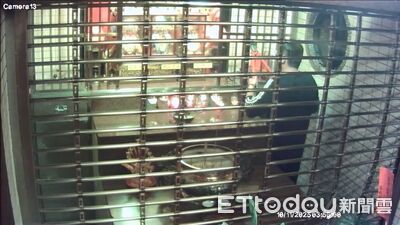 台中男「超巨油壓剪」偷土地公4面金牌價值19萬　躲摩鐵被逮