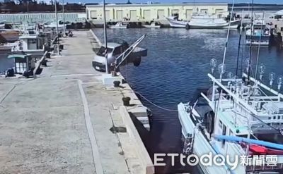 澎湖女「漁港加速倒車」衝入海中！小貨車沉沒畫面曝光