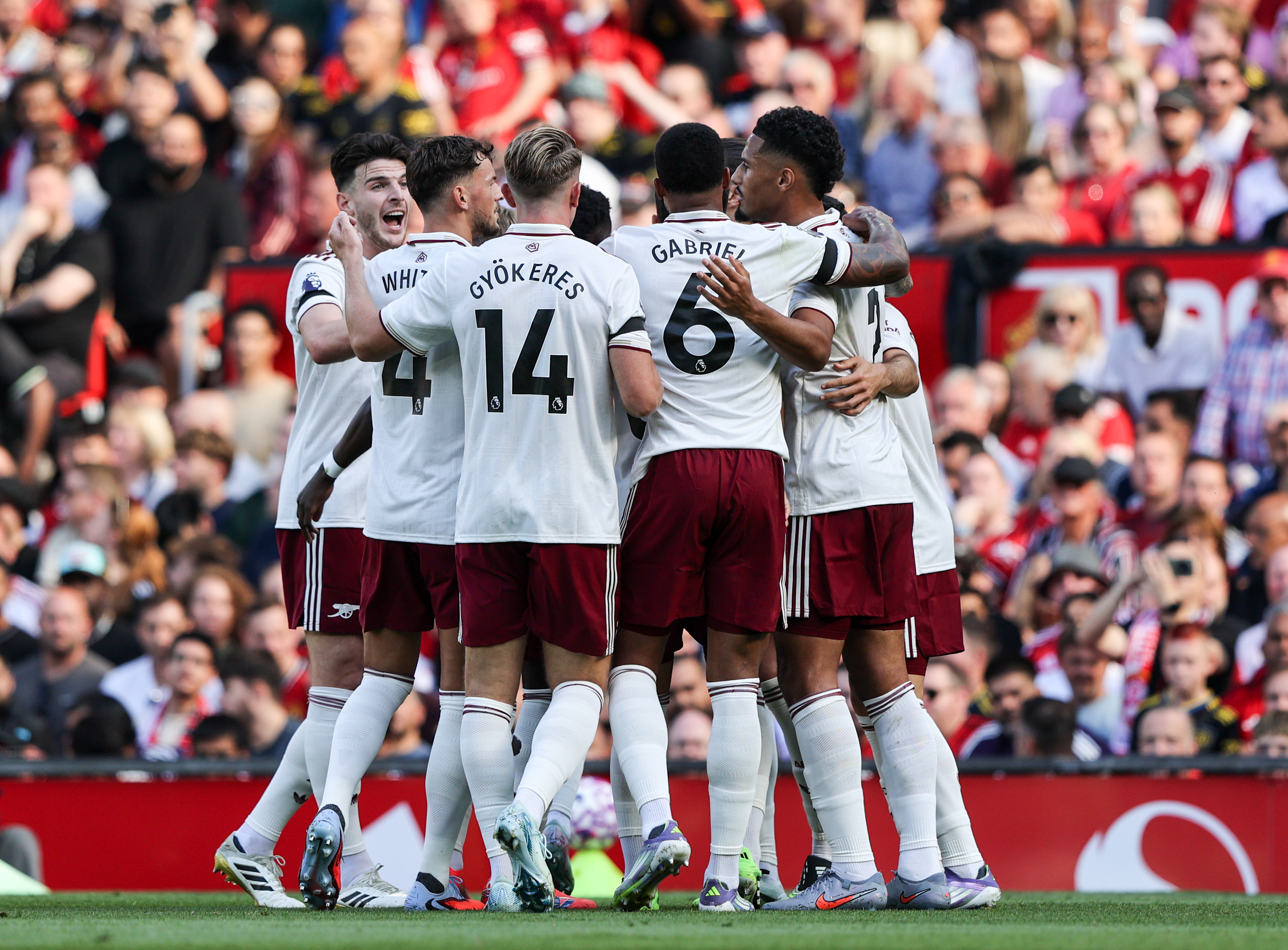 MANCHESTER, ENGLAND - AUGUST 17: Arsenal players celebrate their opening goal during the Premier League match between Manchester United and Arsenal at Old Trafford on August 17, 2025 in Manchester, England. (Photo by Alex Dodd - CameraSport via Getty Images)