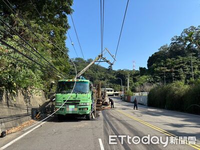 台三線大貨車撞斷電桿！整根倒車上畫面曝光