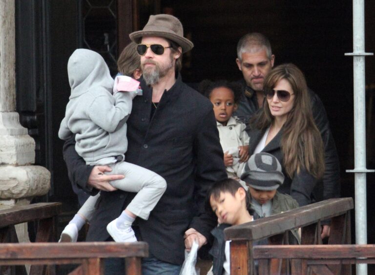 BRAD PITT AND ANGELINA JOLIE WITH THE KIDS IN VENICE