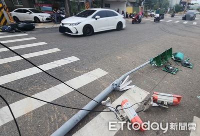 桃園大貨車吊臂未降下勾倒號誌桿　害對向騎士滑倒車損