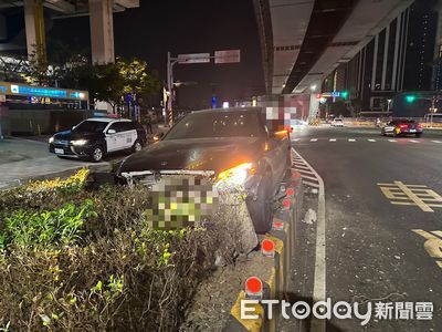 新莊賓士自撞翹孤輪影片曝！分隔島碎裂一地　疲勞駕駛釀禍