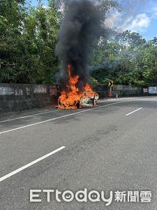 快訊／嘉義火燒車「烈焰濃煙狂竄」消防急灌救　自小客變廢鐵