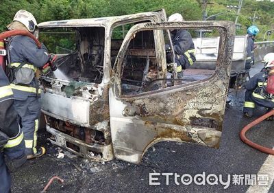 小貨車五楊高架突邊開邊冒煙　駕駛急停路肩逃生...瞬間成廢鐵