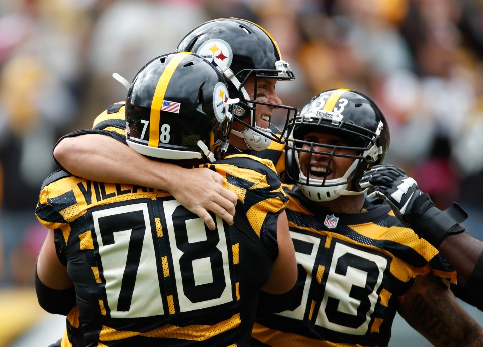 PITTSBURGH, PA - OCTOBER 09: Ben Roethlisberger #7 of the Pittsburgh Steelers celebrates a first quarter touchdown with Alejandro Villanueva #78 and Maurkice Pouncey #53 while playing the New York Jets at Heinz Field on October 9, 2016 in Pittsburgh, Pennsylvania. (Photo by Gregory Shamus/Getty Images)