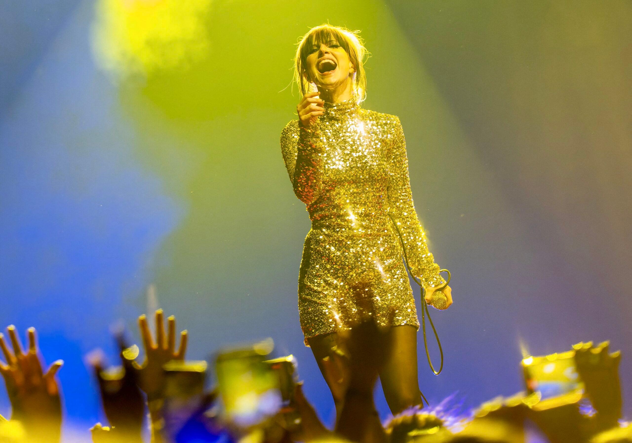 Paramore, fronted by Hayley Williams, dazzle a packed, sold out London crowd at the O2. 20 Apr 2023 Pictured: Paramore fronted by Hayley Williams dazzling sold out London O2 gig