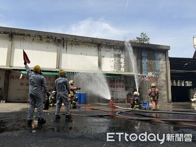 落實場所自我防護　新北消防造漆廠演練出動機器人