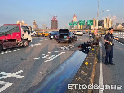 畫面曝光！男騎士忠孝橋自撞噴快車道　遭賓士2車撞回機車道慘死