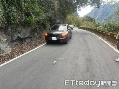 苗栗泰安驚傳「山坡落石砸車」！　29歲男命大未受傷