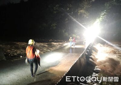 快訊／台中大雨溪水暴漲！夫妻受困1小時　警消順利救出